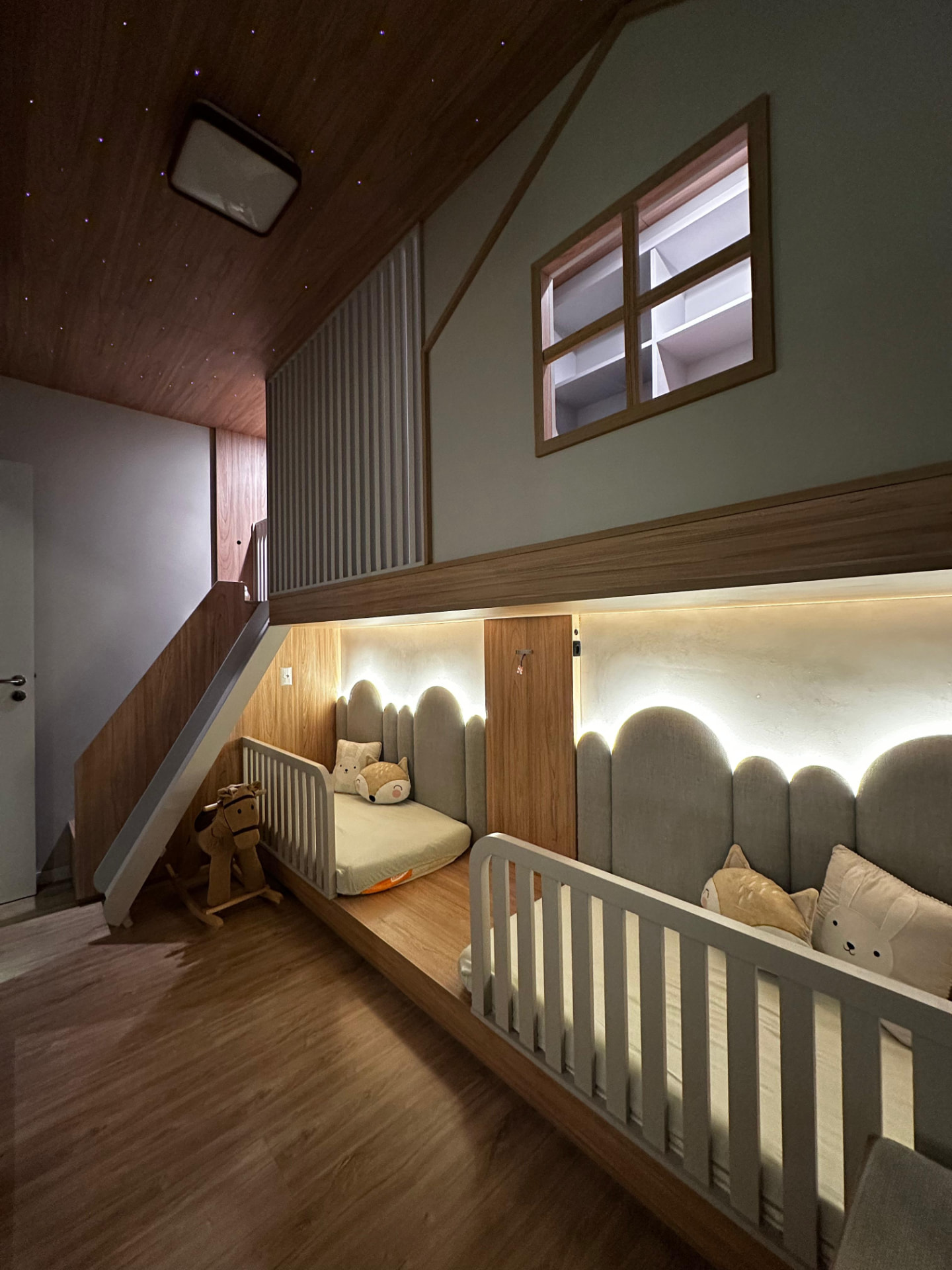 Dormitório infantil com cama casinha, mezanino, escorregador e teto com fibra óptica