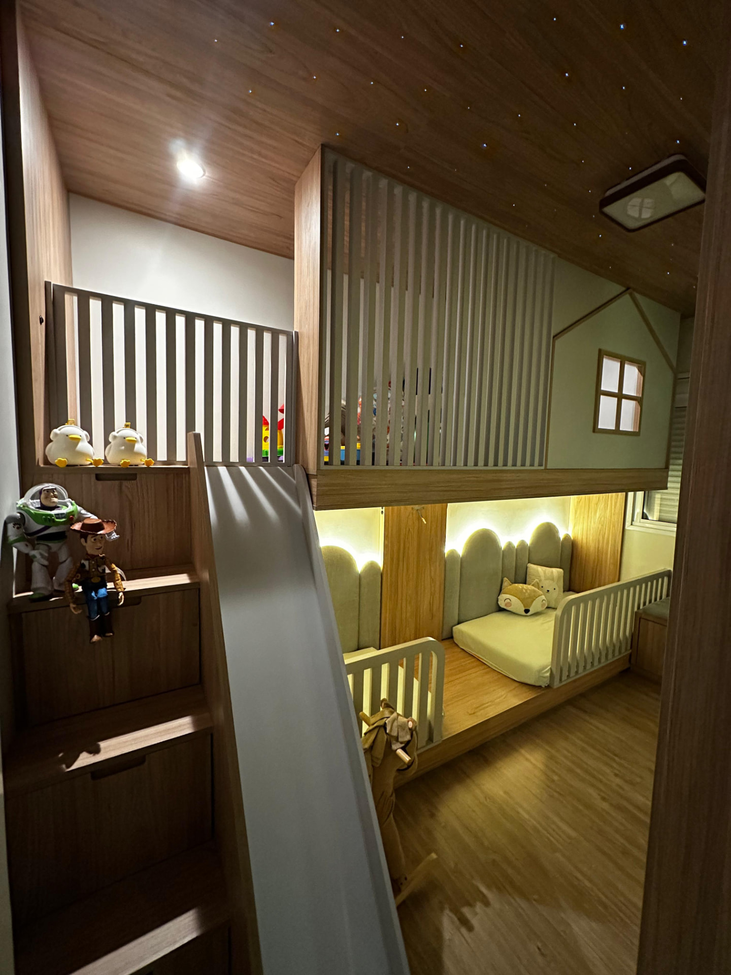 Segundo dormitório com cama planejada em formato de casinha, escorregador e teto estrelado